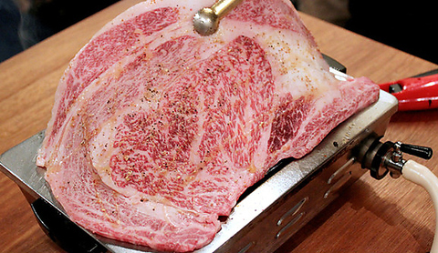 インパクト大の肉で盛り上がる！新宿でガッツリうまい肉を楽しめる焼肉店10選 