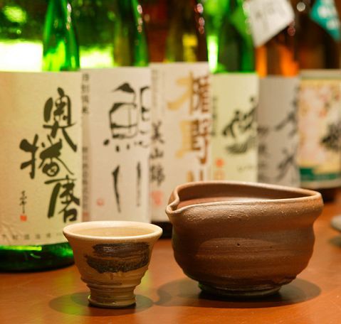 オヤジが安心して飲める聖地、新橋。サラリーマンが仕事帰りに集まるこの街には、オヤジのツボを知リつくした居酒屋が数多くあります。その中でも、今日は全国から選りすぐりの日本酒が揃う、日本酒好きには垂涎のお…